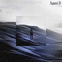Một bức ảnh vuông có hai thành phần cho thấy một người đang đứng, với khung cảnh bao quanh là một sa mạc xanh cùng iêu đề "사람 Pt.2 (feat. 아이유)" xuất hiện rải rác ở phía trên cùng và chữ Agust D cũng được viết ở phía trên cùng bên phải.