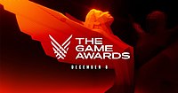 Dòng chữ "The Game Awards" và "ngày 8 tháng 12" phía trước bức tượng nhỏ màu cam trên nền đen.