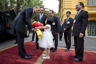 Tổng thống Barack Obama được một bé gái trao hoa tại Phủ Chủ tịch, Hà Nội