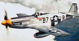 North American P-51D Mustang Tika IV thuộc Liên đội Tiêm kích 361, sơn ký hiệu tấn công trong Trận đánh Normandy