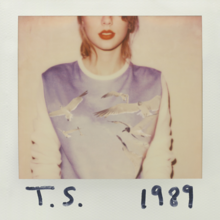 Ảnh bìa album 1989 của Taylor Swift, trong đó là bức hình chụp Swift từ phần mũi trở xuống. Cô mặc chiếc áo thun tay dài có phông nền bầu trời cùng những con hải âu đang bay lượn.
