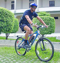 טעקע:PoliceOfficerOnBike.jpg