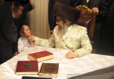 טעקע:Aron touching a aroni kid.JPG