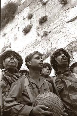 טעקע:Soldiers Western Wall 1967.jpg