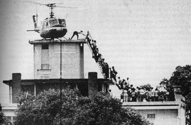 南越淪陷時降落在西貢公寓屋頂上的美軍直升機 這次葉門內戰，美國竟然拒絕進行撤僑行動，跌破很多專家眼鏡 請問美國有理由重視台灣勝於自己國民的生命嗎?