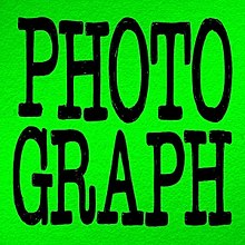 熒光綠色的封面上以大寫風格寫著「PHOTO」跟「GRAPH」黑字