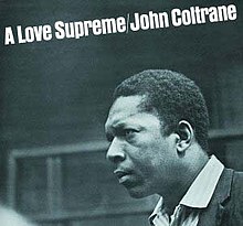 一幅蓝色调、柯川看向左侧的黑白照片，上有标志“A Love Supreme/John Coltrane”以白字粗体Arial字型写成横跨上方。