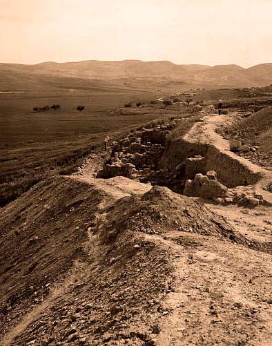 קובץ:Tell-Beit-Shemesh-excavations-1931-2.jpg