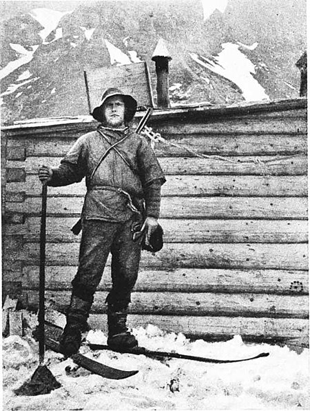 Nansen foran Jacksons hytte. Fot. 17. juni 1896.