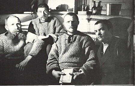 Juell./ Amundsen./ Johansen./ Pettersen. I maskinist-lugaren. (Fotografi 12. februar 1895.)