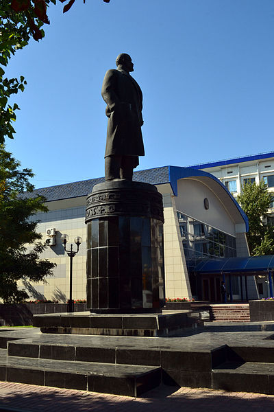 Файл:The memorial to V. I. Lenin in Elista.JPG