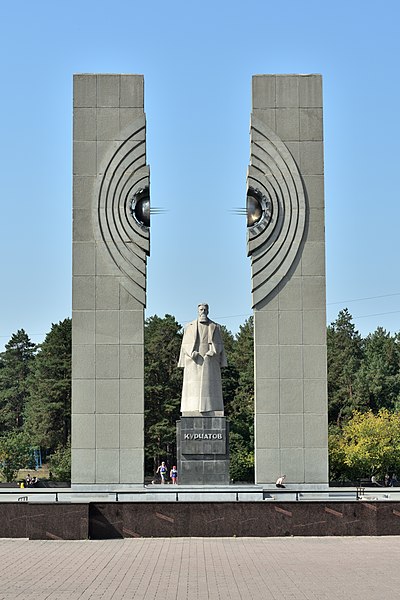 Файл:Chelyabinsk. Monument to Kurchatov I. V. Lenin Avenue, pre-park square.jpg