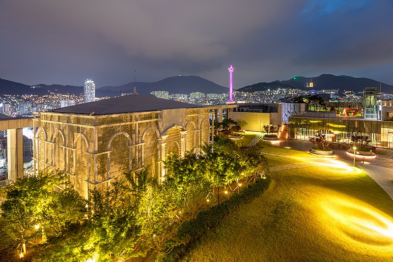 Файл:Busan Tower by night lighted up in purple for BTS, June 2019.jpg