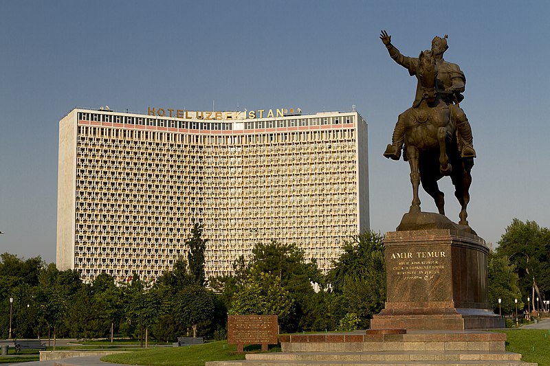 Файл:Hotel Uzbekistan, statue Amir Temur, Tashkent, Uzbekistan.jpg