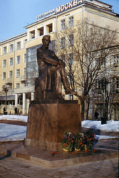 Файл:Gorky city. Monument to Dobrolyubov near Moskva Hotel on Sverdlov Street. 1986.jpg