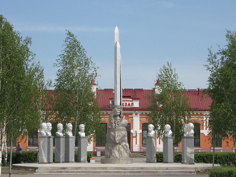 Файл:Yalutorovsk Dekabrist-monument.JPG