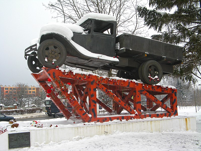 Файл:GAZ-AA monument.JPG