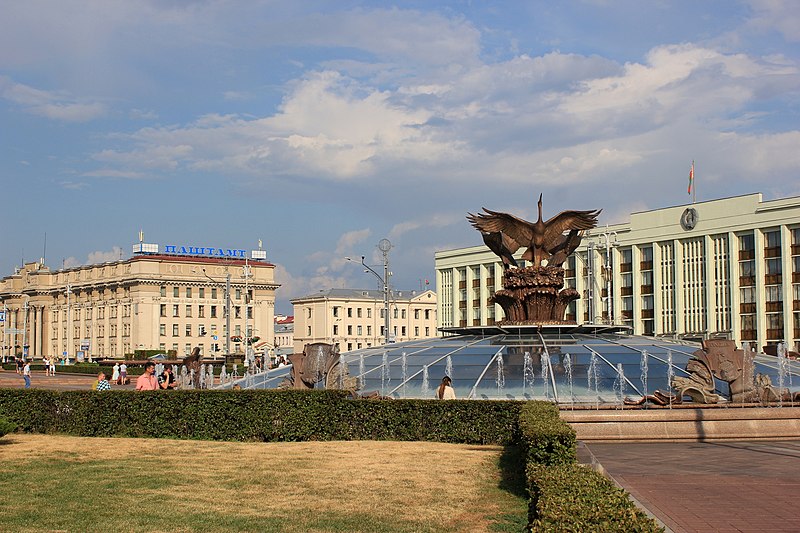 Файл:Minsk Unabhängigkeitsplatz 2.JPG