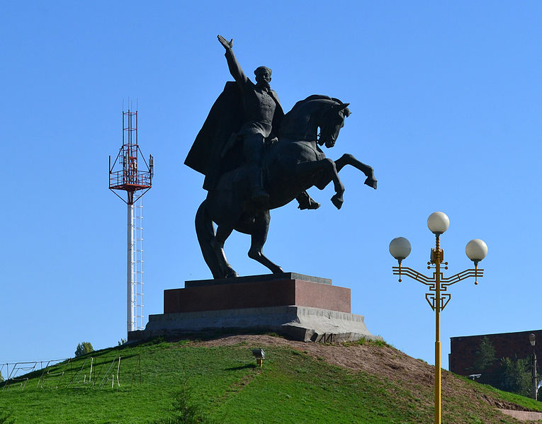 Файл:The memorail to a Soviet Union hero O. I. Gorodovikov on Gorodovikov sq., Elista.JPG