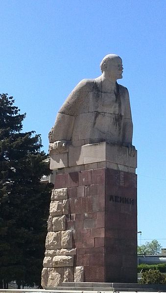 Файл:Lenin monument in Azov.jpg