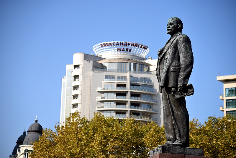 Файл:Sochi. 9 Ordzhonikidze street. Monument to V. I. Lenin.jpg