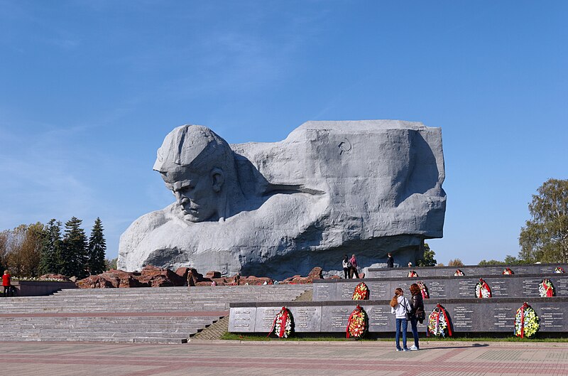 Файл:Brest Brest Fortress Monument Courage 9132 2150.jpg