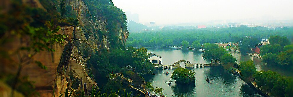 紹興市，位於中國浙江省，為中國歷史文化名城。紹興歷史悠久，人文景觀豐富，如魯迅故里、大禹陵、安昌古鎮等，亦有八字橋、新昌大佛寺等古蹟，自然景觀則有東湖等。