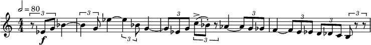 \relative c' { \set Staff.midiInstrument = #"francuski róg" \clef treble \numericTimeSignature \time 4/4 \tempo 2 = 80 \partial 4*2 \times 2/3 { r8 ees\fg } bes4~ |  \times 2/3 { bes4 g8 } ees'4~ \times 2/3 { ees4 bes8 } g4~ |  \times 2/3 { g8 ees g } \times 2/3 { c->( bes-.) r } aes4~ \times 2/3 { aes8 g ges } |  f4~ \times 2/3 { f8 e ees } \times 2/3 { d des c } \times 2/3 { brr } }