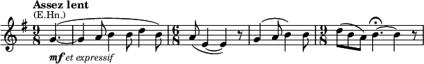  \relative c'' {\time 9/8 \key g \major \set Score.tempoHideNote = ##t \tempo "Assez lent" 4. = 60 \partial 4. g4.(^\markup{\center-align \smaller {(E.Hn.)}}_\markup{\smaller \dynamic mf \italic \smaller {et expressif}} ~ g4 a8 b4 b8 d4 b8) \time 6/8 a8( e4 ~ e4) r8 g4( a8 b4) b8 \time 9/8 d( b a) b4.\fermata ~ b4 r8 } 