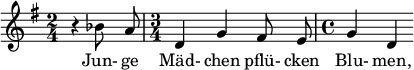 \relative c'' { \sleutel treble \time 2/4 \key g \majeur \set Staff.midiInstrument = #"fluit" \autoBeamOff r4 bes8 a |  \tijd 3/4 d,4 g fis8 e |  \time 4/4 g4 d } \addlyrics { Junge Mädchen pflücken Blumen, } \midi{\tempo 4 = 70}