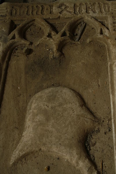 Fájl:A sisak Perényi Péter ( -1403) sírkövén, Abaújvár.jpg