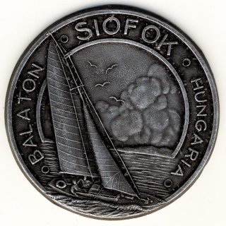 Fájl:Gönczi-Gebhardt Tibor (1902-1994), BALATON-SIÓFOK-HUNGÁRIA eo.préselt aluminium lemez plakett 60mm.jpg