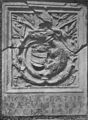 Ugyanaz a címer 1483-ból A fogak összekapcsolódtak azon családi hagyománnyal, mely szerint Vid, a Báthoriak őse Szent István korában megölte az ecsedi láp sárkányát és ennek jutalmául nyerte el a szabolcsi Vid birtokot. Ezt erősítette a család egyes őseinek tagsága a Sárkányrendben is, melynek jelvénye a pajzs köré tekeredő sárkányban figyelhető meg.