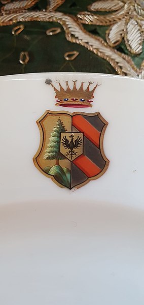 Fájl:Bourgignon von Baumberg címer porcelántányéron.jpg