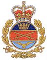 A brit JAG osztott címere, a mezőkben a tengerészet jelképe tengerészkék (en: navy blue), a légierő jelképe égszínkék alapon