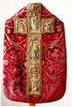 A Vetési kazula a veszprémi székesegyház gazdag anyagának egyetlen fennmaradt reneszánsz miseruhája. Vörös bársonyból készült, melyet gránátalma-lombok és virágindák díszítenek. Hátulján arany kereszt húzódik végig, amelyen öt aranyhímzésű kép látható. A kereszt két szárának találkozásánál Szűz Mária, karján a kisded Jézussal. Kétoldalt Mária Magdolna és Szent István vértanú, míg kereszt alsó, hosszabb szárán Keresztelő Szent János, alatta pedig Szent Pál apostol. Szent Pál képe fölött találjuk Vetési püspök címerét, a kiterjesztett szárnyú sast püspöksüveggel. Az egyes képek külön vászondarabokra vannak hímezve, majd a keresztre varrva. [1]