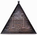 1902 október 22. A Hajnal Páholy megalakulásának emléket állító szabadkőműves háromszögletű bronz biléta