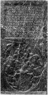 Kosztka Borbála (†1561) és szülei, Kosztka Miklós és Russzó(v) Anna síremléke, Rajec.png