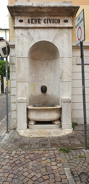Lêer:Fontana di Vicolo Pola, Treviso.jpg