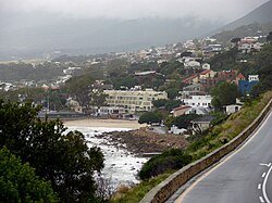 Gordonsbaai, soos gesien vanaf Clarence-rylaan wat na Hermanus lei.