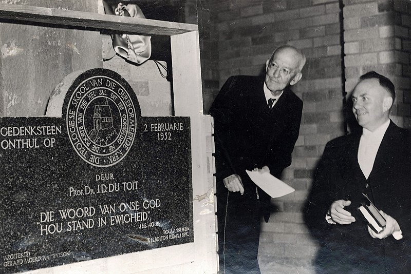 Lêer:Prof JD du Toit (Totius) onthul die gedenksteen van die Teologiese Skool Potchefstroom se nuwe gebou op 2 Februarie 1952 terwyl ds SP van der Walt van die Gereformeerde kerk Potchefstroom-Noord toekyk.jpg