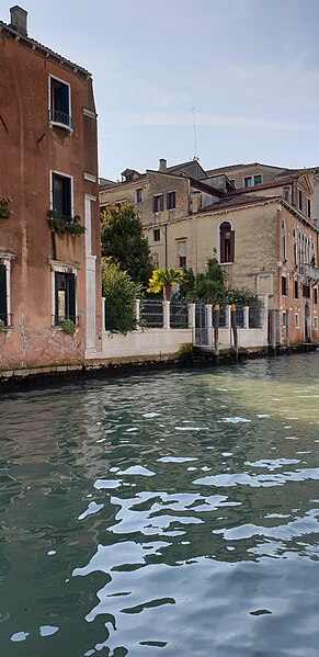 Lêer:Tuin langs die Canal Grande, Venesië.jpg