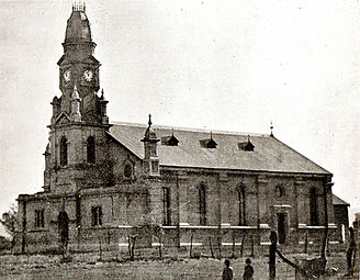 Die kerk van die NG gemeente Pearston, waaraan bouwerk in 1865 begin het, maar gestaak moes word weens twis in die gemeente en dit toe eers in 1887 ingewy is.