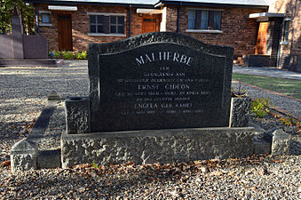 Ds. E.G. Malherbe se graf op die kerkperseel.