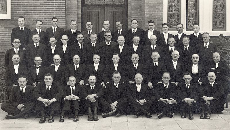 Lêer:Die kerkraad van die Gereformeerde kerk Johannesburg-Wes saam met ds J van der Walt, 1955.jpg