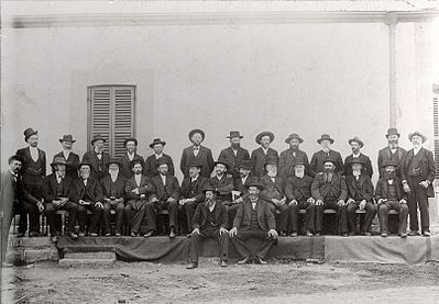 1905: Algemene Vergadering van die Gereformeerde Kerk in die OVS op Ladybrand. In die twee ry sit vanaf vierde van links: ds. J.C. Kruger, onbekend, Louw du Plessis, Willem Postma en Jacobus du Plessis.