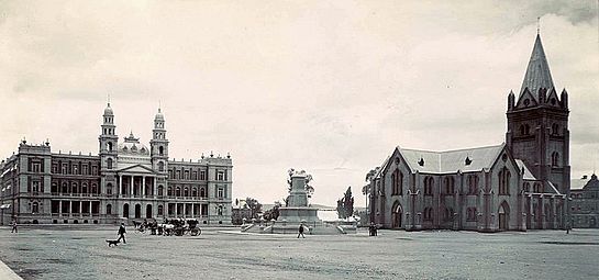 Kerkplein kort voor die ou Ned. Herv. of Geref. kerk gesloop is