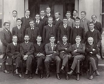 Professore en studente van die Teologiese Skool Potchefstroom, 1916. P.J.S. de Klerk staan agter in die middel.