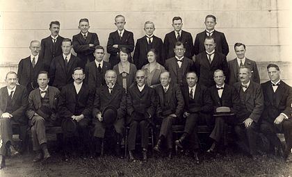 Die Bybelvertalers besoek die Potchefstroomse Universiteitskollege in 1933. Prof. H.G. Stoker staan agter vierde van links. Voor: (van links) prof. Jacobus du Plessis, prof. Bennie Keet, E.E. van Rooyen, onbekend, ds. J.D. Kestell, Totius, onbekend, onbekend, ds. De Klerk, prof. Casparus de Wet. Agter: (tweede van links) Wicus du Plessis.