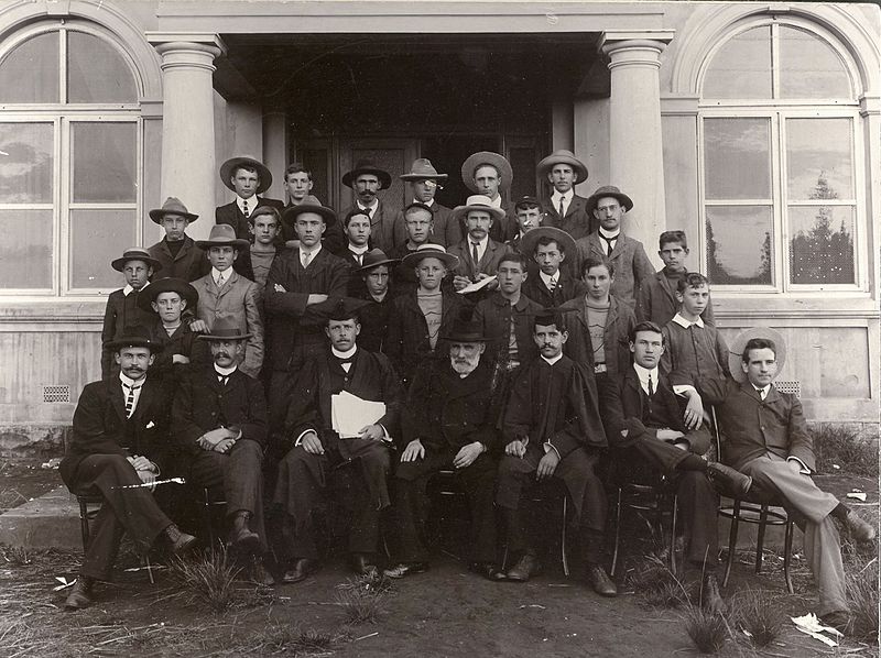 Lêer:Dosente, leerlinge en studente van die Voorbereidende Skool en die Teologiese Skool op Potchefstroom, 1907.jpg